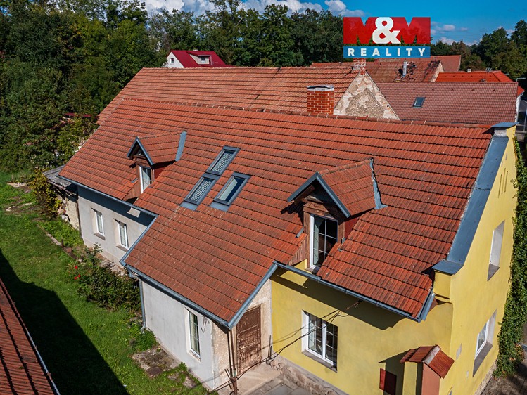 Prodej rodinného domu 240 m², pozemek 1 012 m² - foto 1