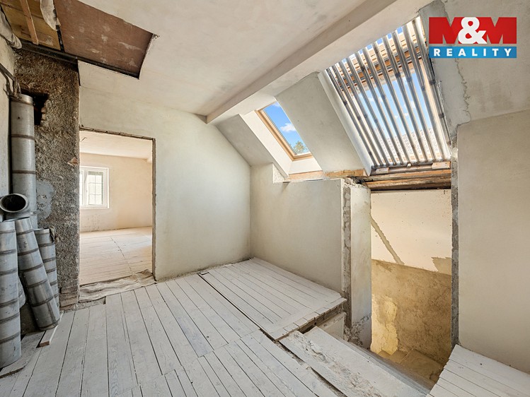 Prodej rodinného domu 240 m², pozemek 1 012 m² - foto 8
