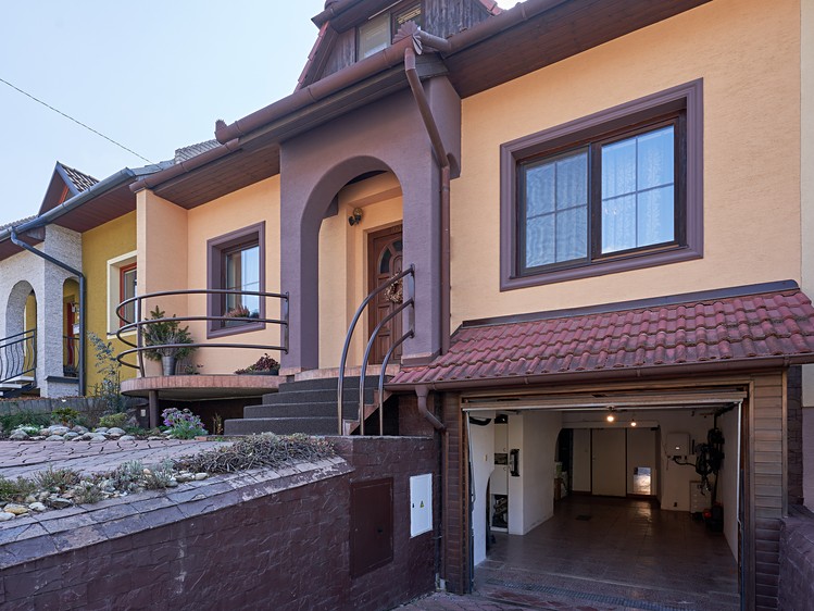 Prodej rodinného domu 260 m², pozemek 300 m² - foto 2