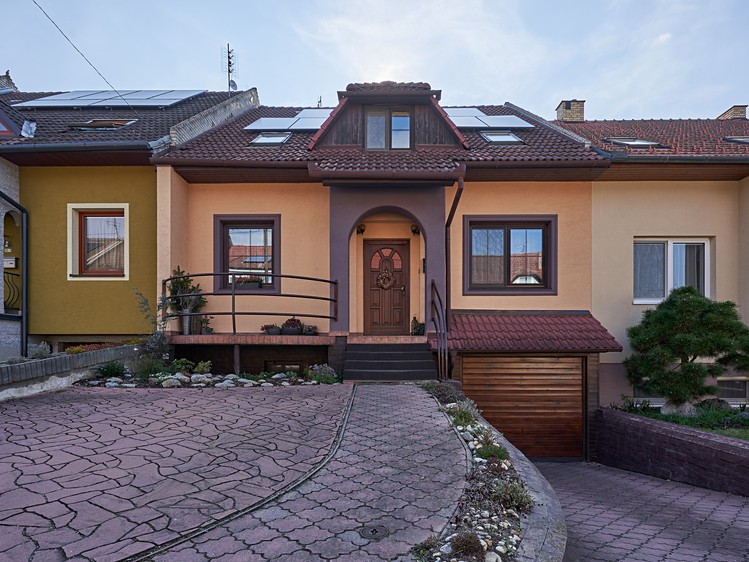 Prodej rodinného domu 260 m², pozemek 300 m² - foto 1