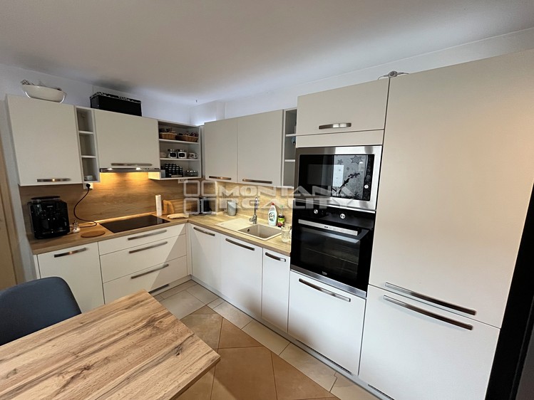Prodej rodinného domu 234 m², pozemek 559 m² - foto 1
