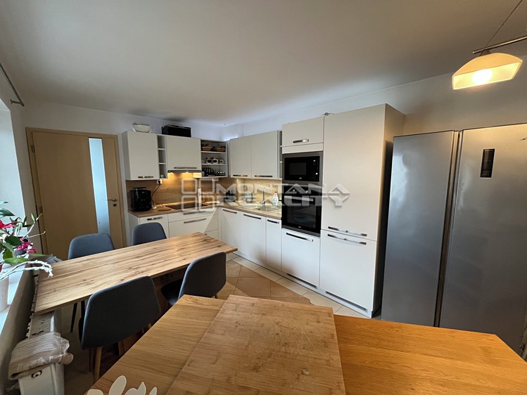 Prodej rodinného domu 234 m², pozemek 559 m² - foto 2