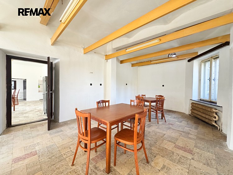 Prodej vícegeneračního domu 457 m², pozemek 484 m² - foto 3