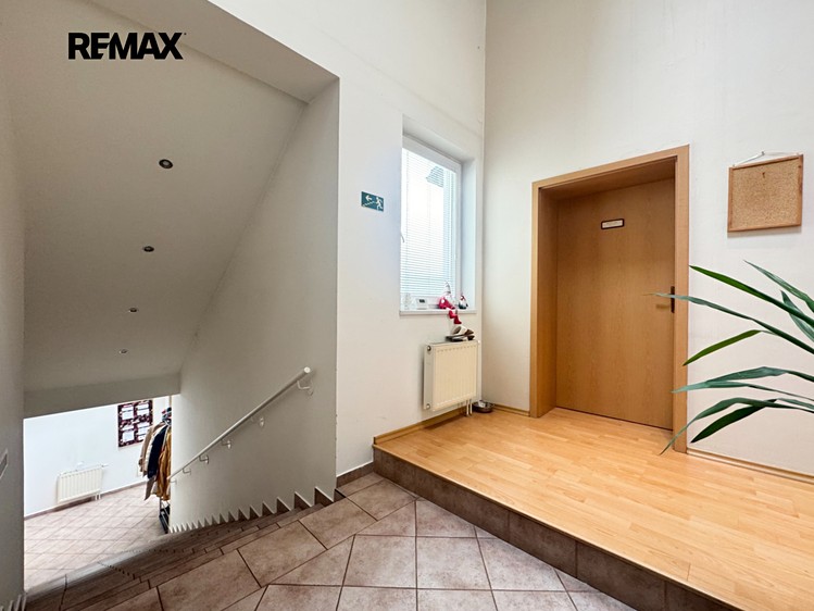 Prodej rodinného domu 331 m², pozemek 211 m² - foto 4