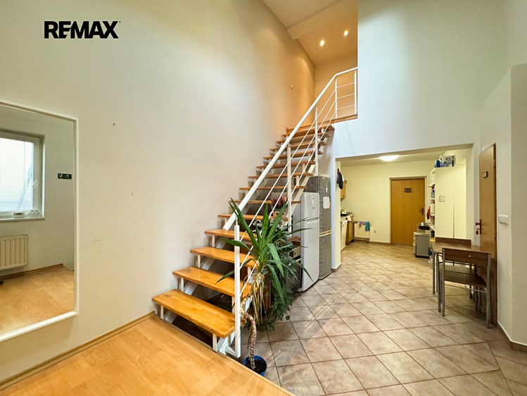 Prodej rodinného domu 331 m², pozemek 211 m² - foto 3