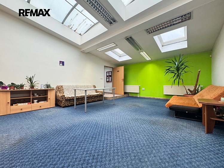 Prodej rodinného domu 331 m², pozemek 211 m² - foto 2