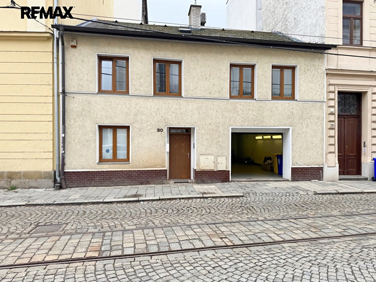 Prodej rodinného domu 331 m², pozemek 211 m² - foto 1
