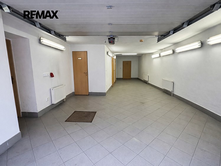 Prodej rodinného domu 331 m², pozemek 211 m² - foto 6