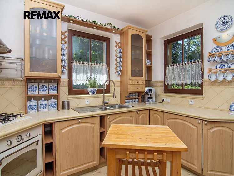 Prodej rodinného domu 156 m², pozemek 950 m² - foto 2