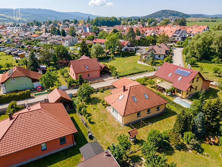 Prodej rodinného domu 197 m², pozemek 704 m² - foto 2