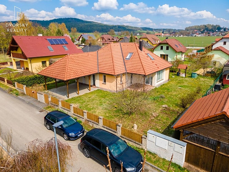 Prodej rodinného domu 197 m², pozemek 704 m² - foto 1