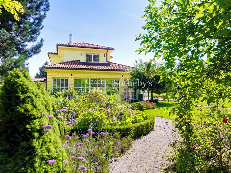 Prodej vily 1 088 m², pozemek 4 906 m² - foto 2