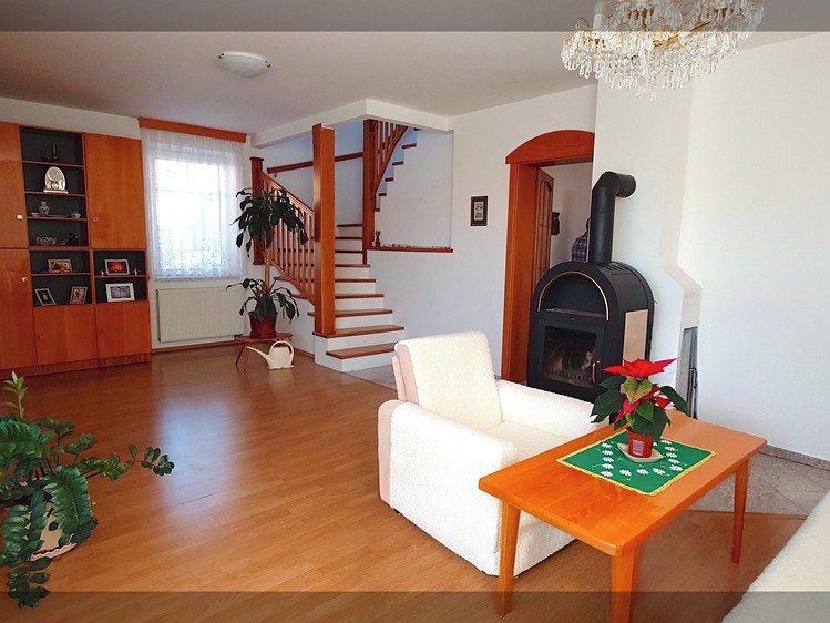 Prodej rodinného domu 221 m², pozemek 448 m² - foto 3