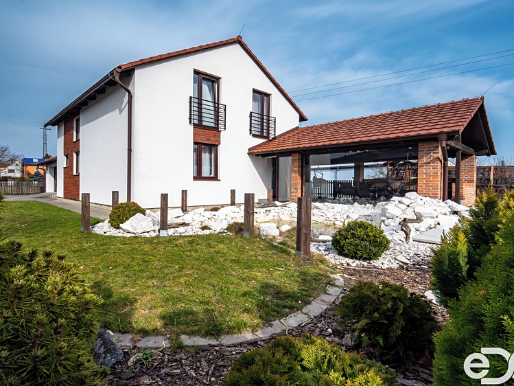 Prodej rodinného domu 155 m², pozemek 737 m² - foto 1