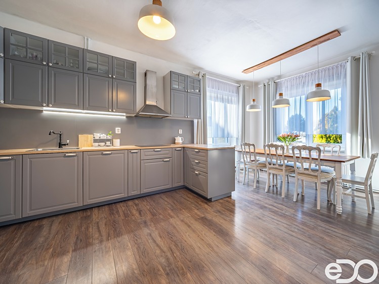 Prodej rodinného domu 256 m², pozemek 660 m² - foto 1