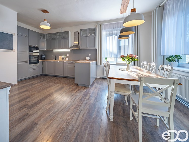 Prodej rodinného domu 256 m², pozemek 660 m² - foto 2