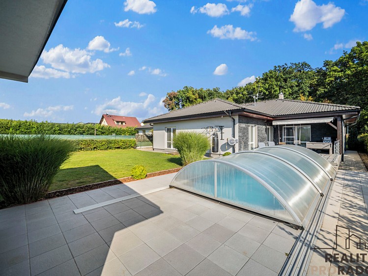 Prodej rodinného domu 200 m², pozemek 1 061 m² - foto 1