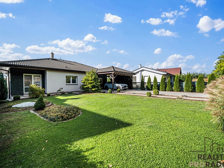 Prodej rodinného domu 200 m², pozemek 1 061 m² - foto 2