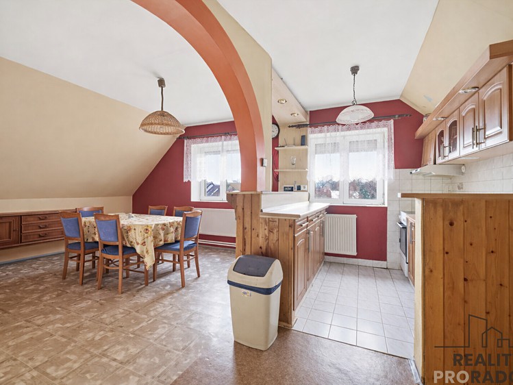 Prodej vícegeneračního domu 300 m², pozemek 1 063 m² - foto 2