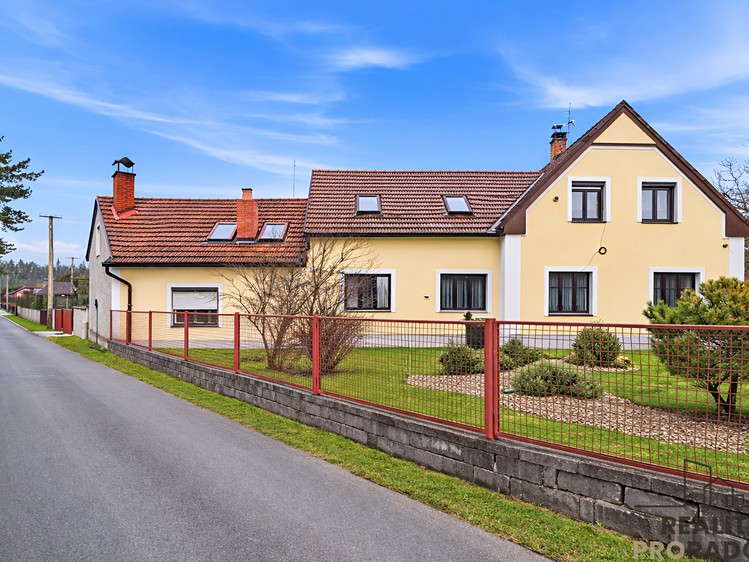 Prodej vícegeneračního domu 300 m², pozemek 1 063 m² - foto 1