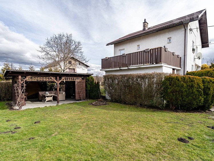 Prodej rodinného domu 230 m², pozemek 906 m² - foto 3