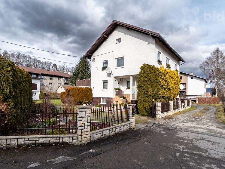 Prodej rodinného domu 230 m², pozemek 906 m² - foto 1