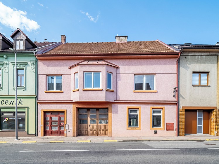 Prodej rodinného domu 280 m², pozemek 499 m² - foto 1