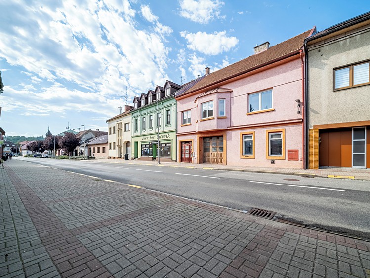 Prodej rodinného domu 280 m², pozemek 499 m² - foto 4