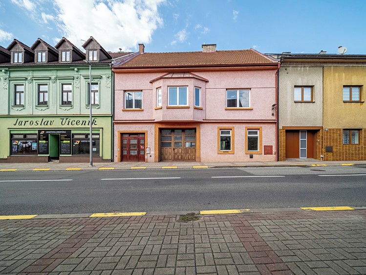 Prodej rodinného domu 280 m², pozemek 499 m² - foto 2