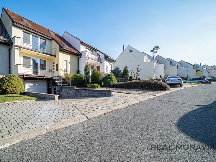 Prodej rodinného domu 205 m², pozemek 260 m² - foto 2