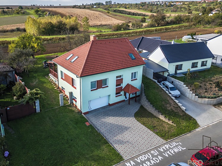 Prodej  rodinného domu 205 m², pozemek 834 m² - foto 4