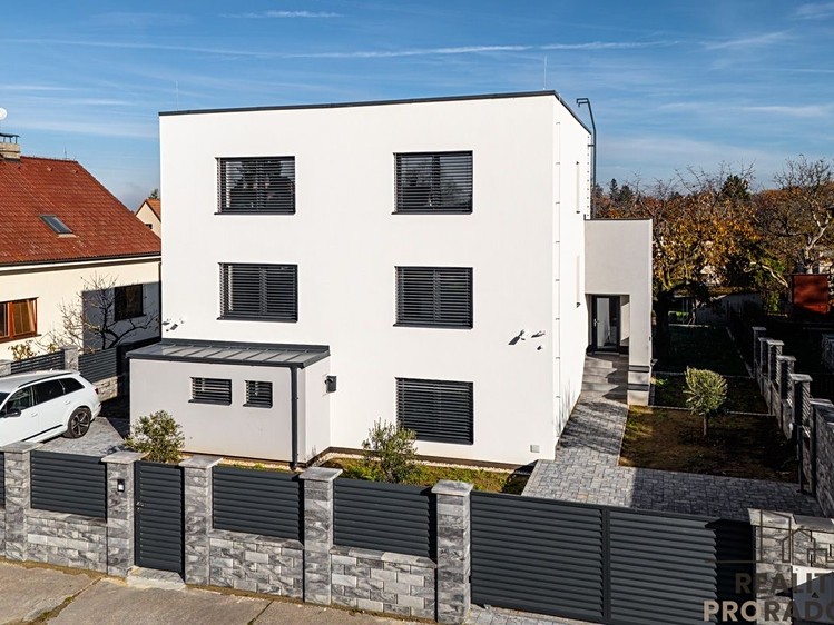 Prodej vily 229 m², pozemek 766 m² - foto 1