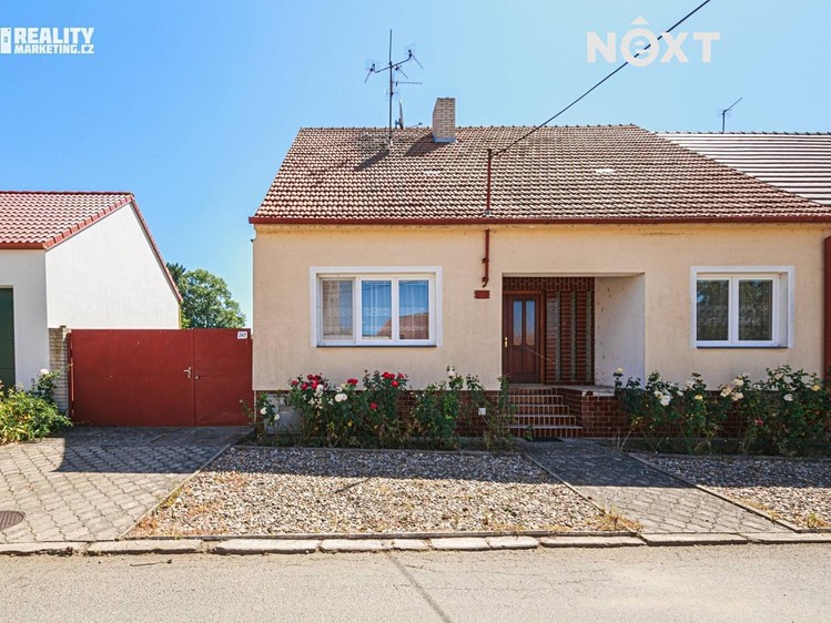 Prodej rodinného domu 210 m², pozemek 443 m² - foto 1