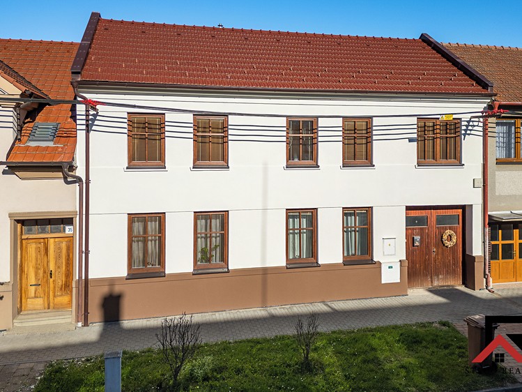 Prodej rodinného domu 174 m², pozemek 339 m² - foto 2
