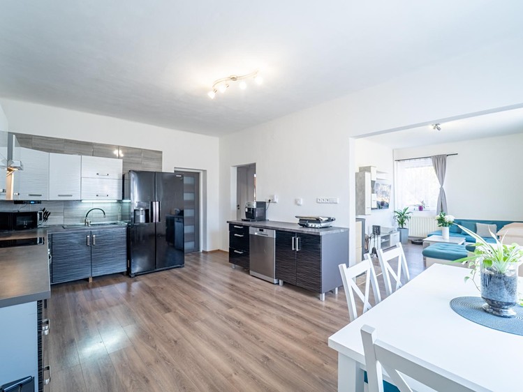 Prodej rodinného domu 133 m², pozemek 348 m² - foto 2