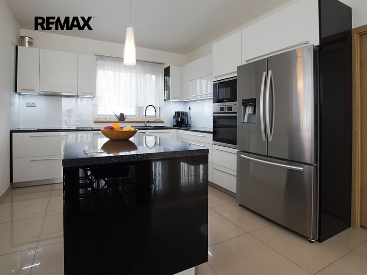 Prodej rodinného domu 177 m², pozemek 1 201 m² - foto 3