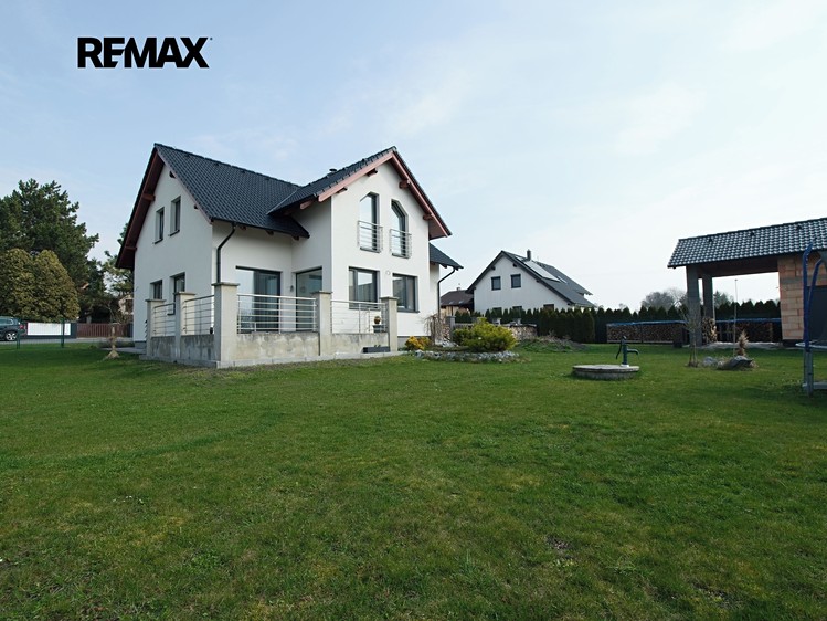 Prodej rodinného domu 177 m², pozemek 1 201 m² - foto 1
