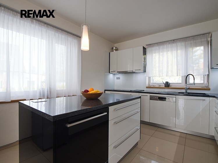 Prodej rodinného domu 177 m², pozemek 1 201 m² - foto 7