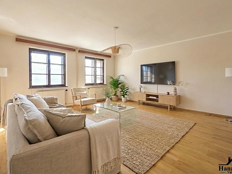 Prodej rodinného domu 242 m², pozemek 149 m² - foto 1
