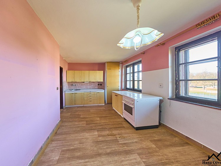 Prodej rodinného domu 242 m², pozemek 149 m² - foto 8