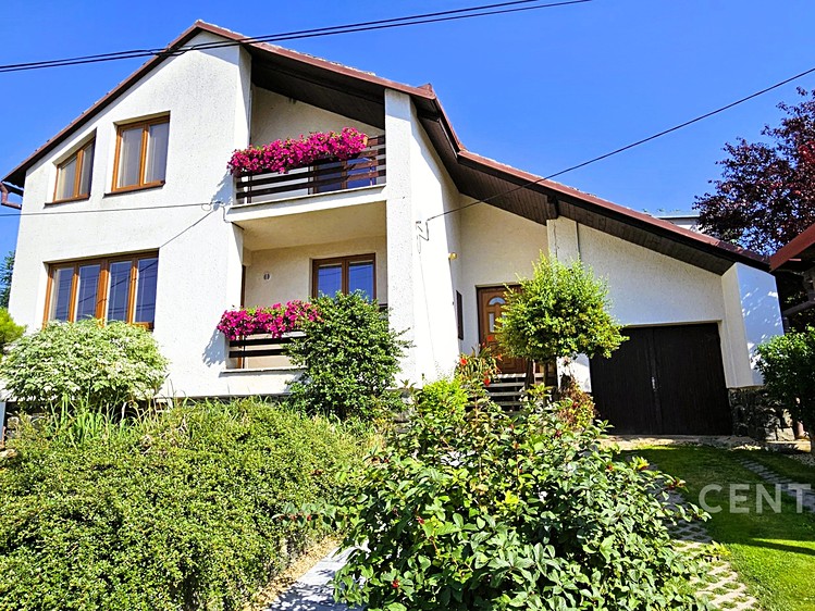 Prodej rodinného domu 200 m², pozemek 915 m² - foto 1
