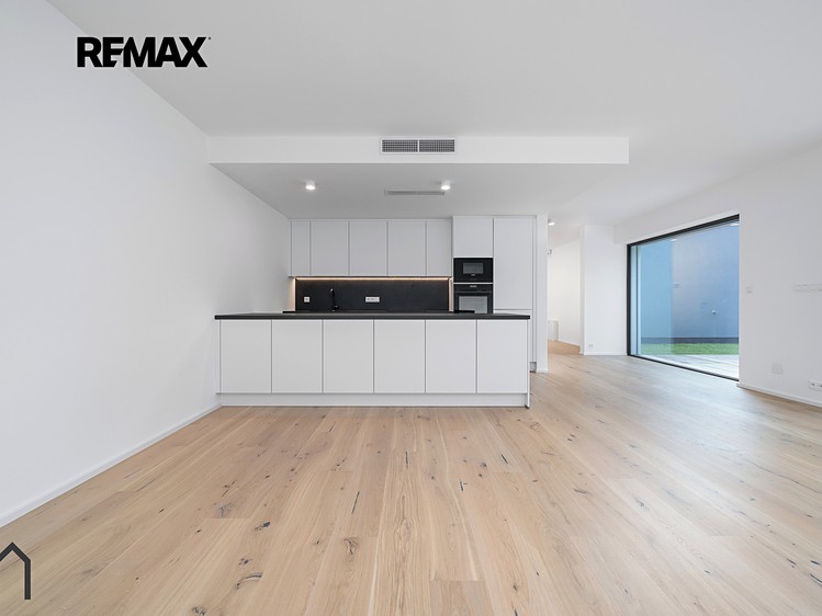 Prodej vícegeneračního domu 312 m², pozemek 980 m² - foto 2