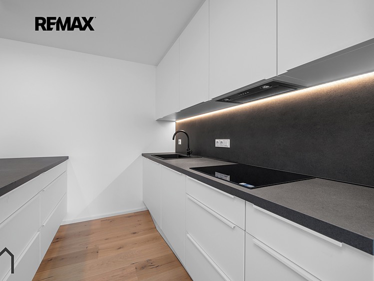 Prodej vícegeneračního domu 312 m², pozemek 980 m² - foto 4