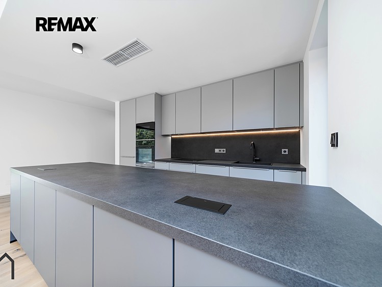 Prodej vícegeneračního domu 312 m², pozemek 980 m² - foto 8