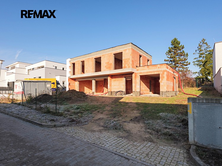 Prodej rodinného domu 199 m², pozemek 505 m² - foto 1