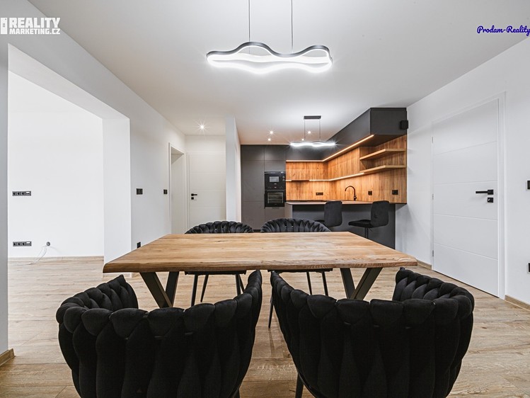 Prodej rodinného domu 251 m², pozemek 541 m² - foto 2