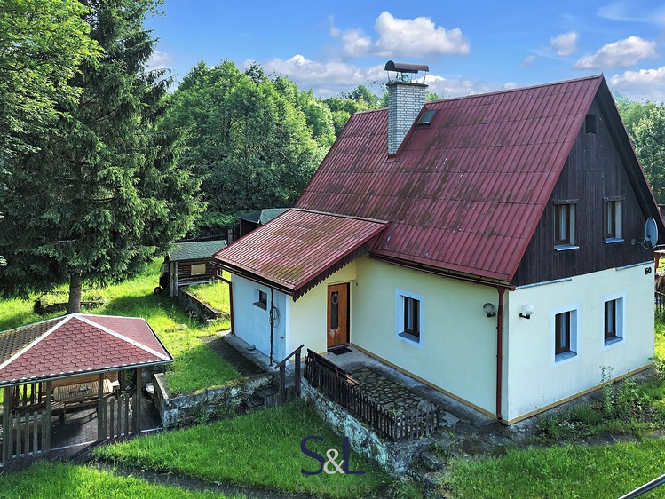 Prodej rodinného domu 135 m², pozemek 1 112 m² - foto 1
