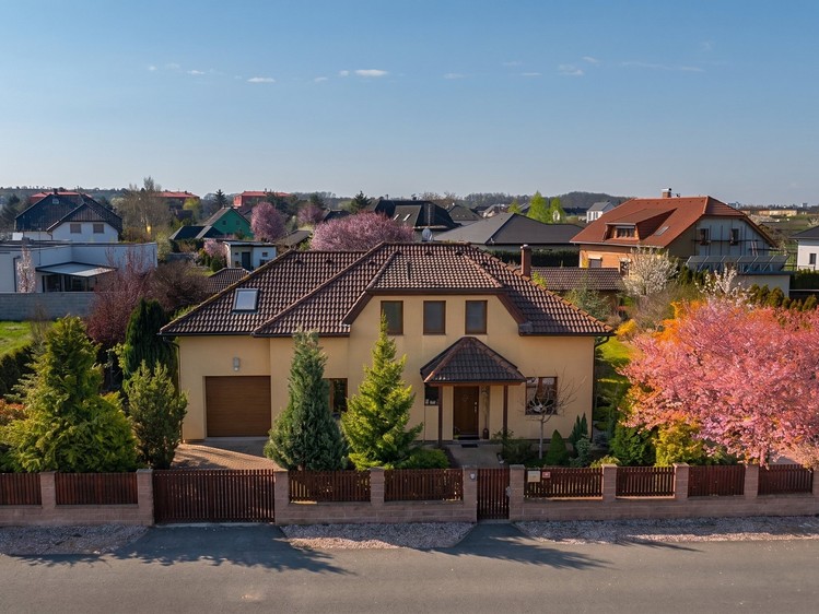 Prodej rodinného domu 194 m², pozemek 1 156 m² - foto 1