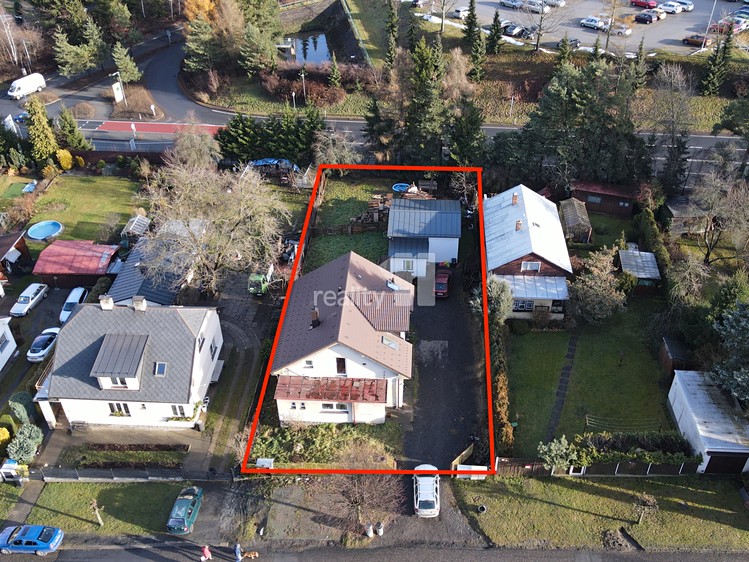 Prodej rodinného domu 295 m², pozemek 831 m² - foto 2