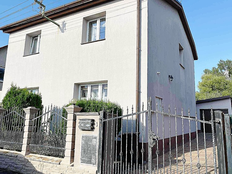 Prodej rodinného domu 200 m², pozemek 686 m² - foto 1